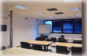 L'aula "Office" può contenere fino a 30 postazioni, di cui 20 con computer, per corsi e conferenze di ogni genere.